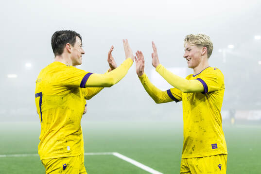 Mjällbys Elliot Stroud och Romeo Leandersson jublar