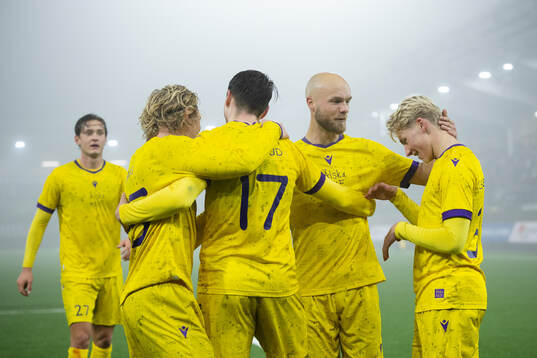 Mjällbys Romeo Leandersson jublar med lagkamrater