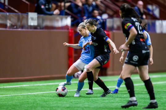 Malmö FFs Mia Persson och Växjö DFFs Erica Persson Welin