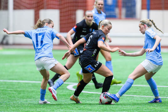Malmö FFs Karoline Olesen och Tilde Wahlgren och Växjö