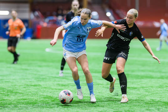Malmö FFs Karoline Olesen och Växjö DFFs Tilda Sandén