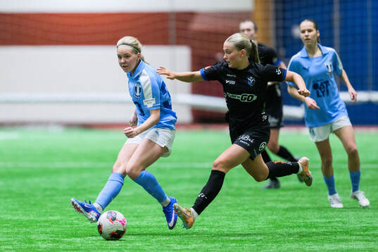 Malmö FFs Tilde Wahlgren och Växjö DFFs Tilda Sandén