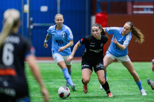 Växjö DFFs Mariann Høgh Nielsen och Malmö FFs Karoline