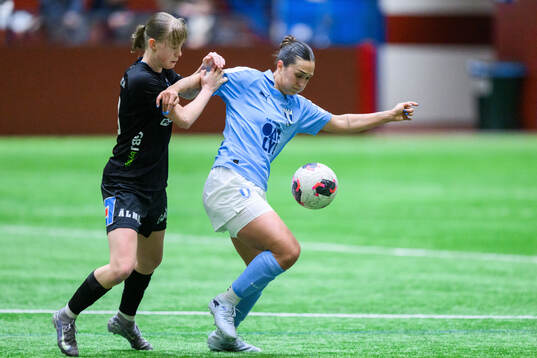 Växjö DFFs Lisa Persson och Malmö FFs Isabella D'Aquila