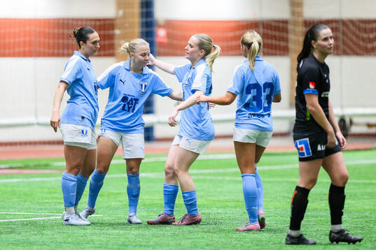 Malmö FFs Nathalie Hoff Persson jublar med lagkamrater