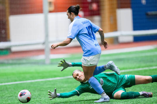 Malmö FFs Isabella D'Aquila och Växjö DFFs målvakt