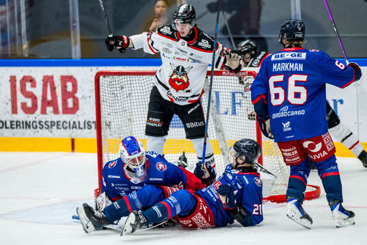 Oskarshamns målvakt Olof Glifford och Nybros Oscar Nordin