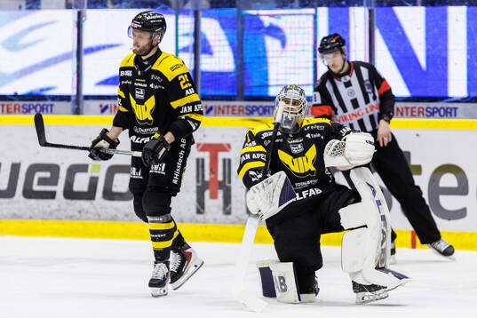 Västerås Kim Rosdahl och målvakt Oliver Håkansson deppar