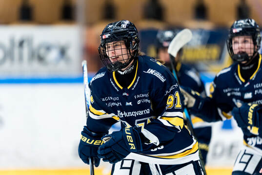 HV71s Emmi Rakkolainen jublar