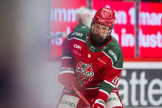 Modos Moa Johannesson innan ishockeymatchen i SDHL mellan