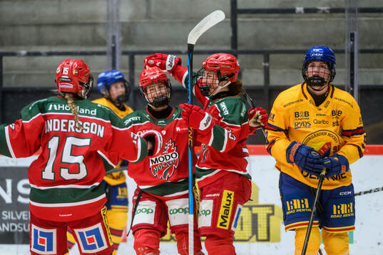 Modos Greta Johansson jublar med lagkamrater
