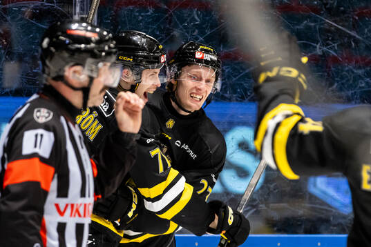 AIKs spelare jublar