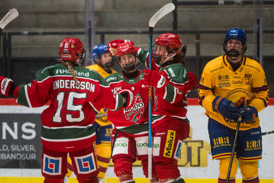 Modos Greta Johansson jublar med lagkamraterna