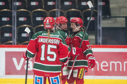 Modos Neena Brick jublar med lagkamraterna