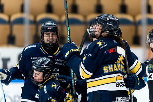 HV71s Julia Shaunessy jublar