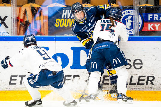 HV71s Julia Nearis och Linköpings Thea Liodden