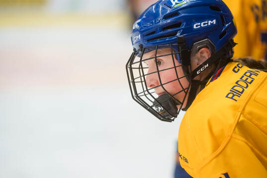 Djurgårdens Tiffany Hill innan ishockeymatchen i SDHL