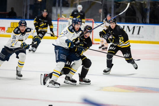 Södertäljes Filip Windlert och AIKs Oliver Johansson