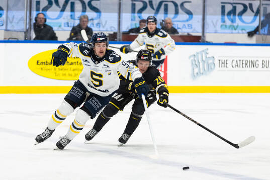 Södertäljes Andrew Vanderbeck och AIKs Rasmus Rudslätt