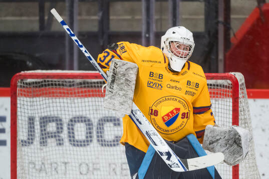 Djurgårdens målvakt Wilma Hallbeck innan ishockeymatchen
