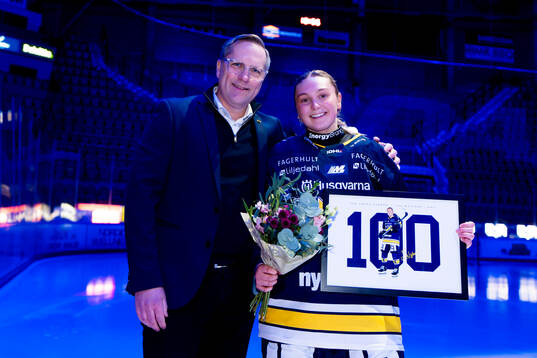 HV71s Richard Nylin och Tea Løkke Nyberg som tar emot pris