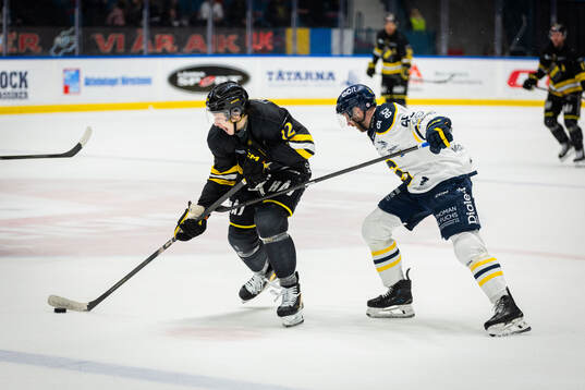 AIKs Scott Pooley och Södertäljes Sebastian Dyk