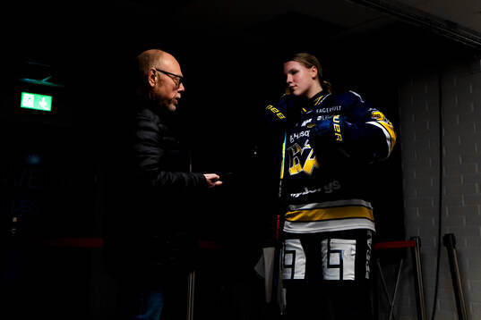 HV71s Alva Johansson blir intervjuad