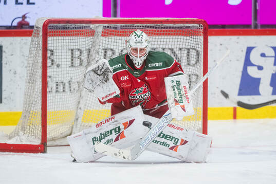 Modos målvakt Tindra Holm innan ishockeymatchen i SDHL