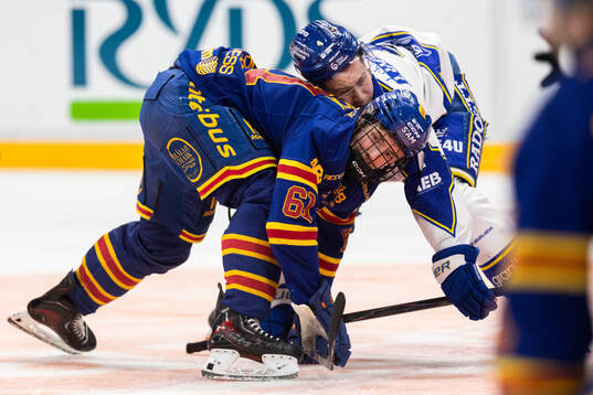 Djurgårdens Viggo Björck och Leksands Tinus Luc Koblar