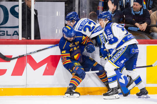 Djurgårdens Oliver Kylington i en närkamp med Leksands