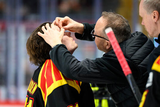 Brynäs målvakt Erik Källgren har ont och får vård