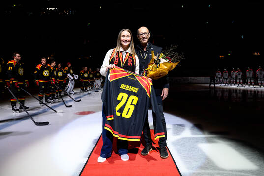 Svenska Curlinglandslagets Sara McManus hyllas av Brynäs