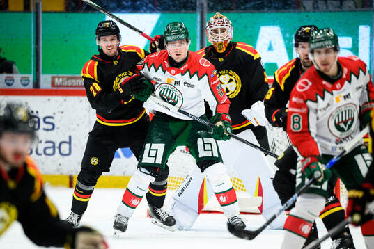 Brynäs Johannes Kinnvall och målvakt Erik Källgren mot