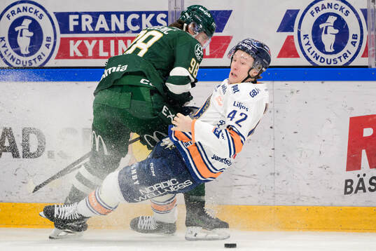 Färjestads Marian Studenic och Växjös Kalle Kratz