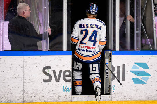 Växjös Karl Henriksson lämnar isen