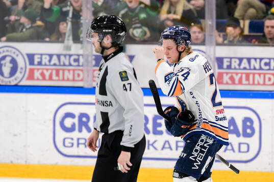 Växjös Karl Henriksson åker av isen
