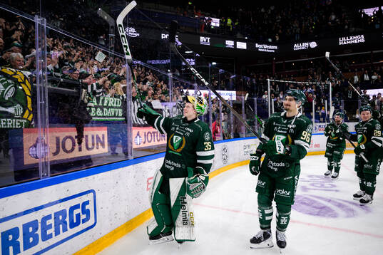 Färjestads målvakt Melker Thelin och David Tomasek jublar