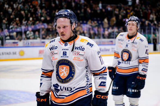 Växjös Erik Andersson och målvakt Ludvig Persson deppar