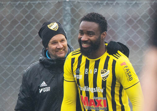 IFK Hässleholms tränare Fredrik Ahlgren och Bright Sado i