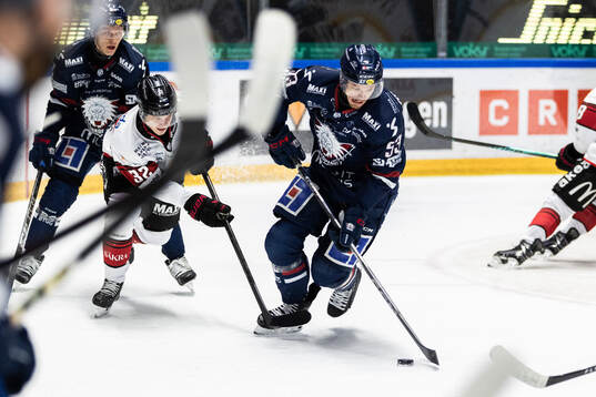 Malmö Redhawks Joona Ikonen och Linköpings Adam Hofbauer