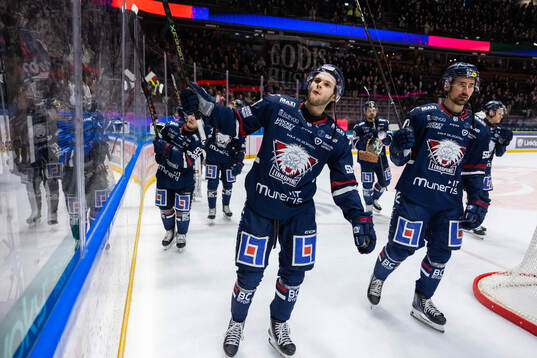 Linköpings Jonathan Myrenberg och David Bernhardt jublar