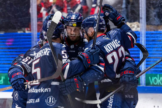 Linköpings Robin Kovacs jublar med lagkamrater