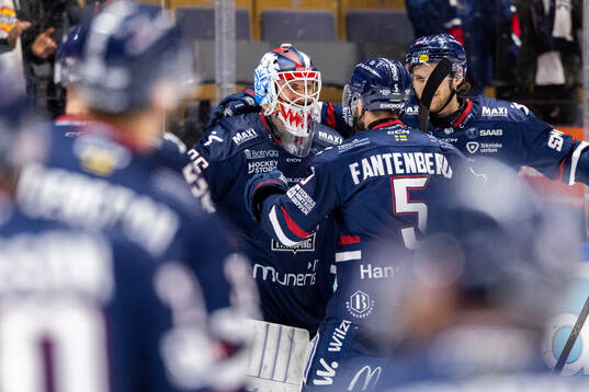 Linköpings målvakt Waltteri Ignatjew jublar
