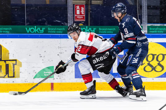 Malmö Redhawks Linus Öberg och Linköpings Erik Norén