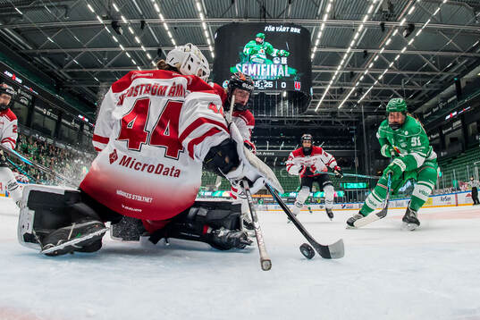 <rr91 gör 1-0 bakom Örebros målvakt Emmy