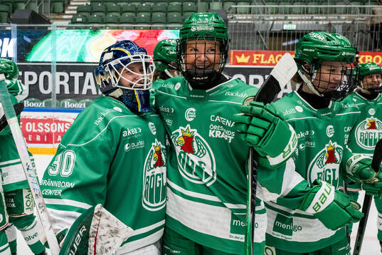 Rögles målvakt Viktorie Svejdova och Johanna Eldebäck