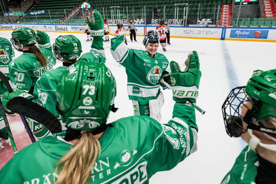 Rögles målvakt Viktorie Svejdova jublar