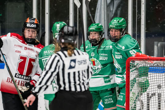 Rögles Margot Huot-Marchand och Sara Boucher jublar