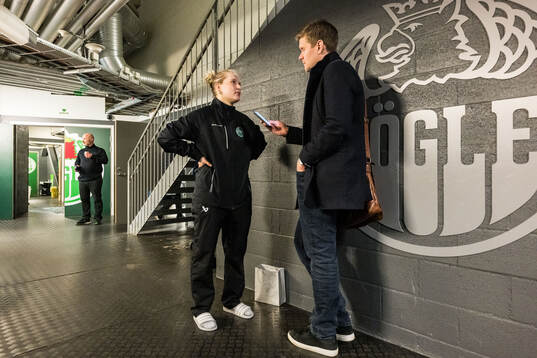 Rögles målvakt Viktorie Svejdova blir intervjuad