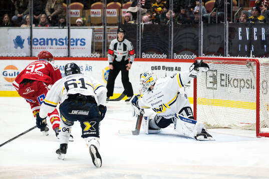 Timrås Anton Lundmark och HV71s målvakt Felix Sandström